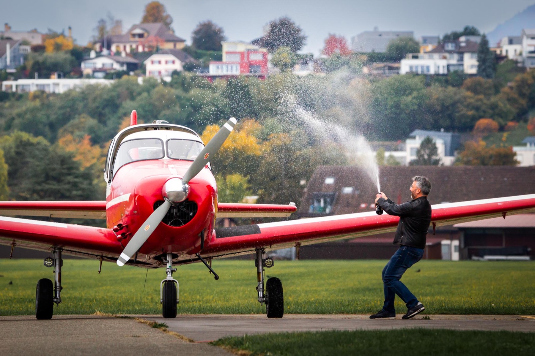 Navion au sol dans un moment vivant de patrimoine aéronautique