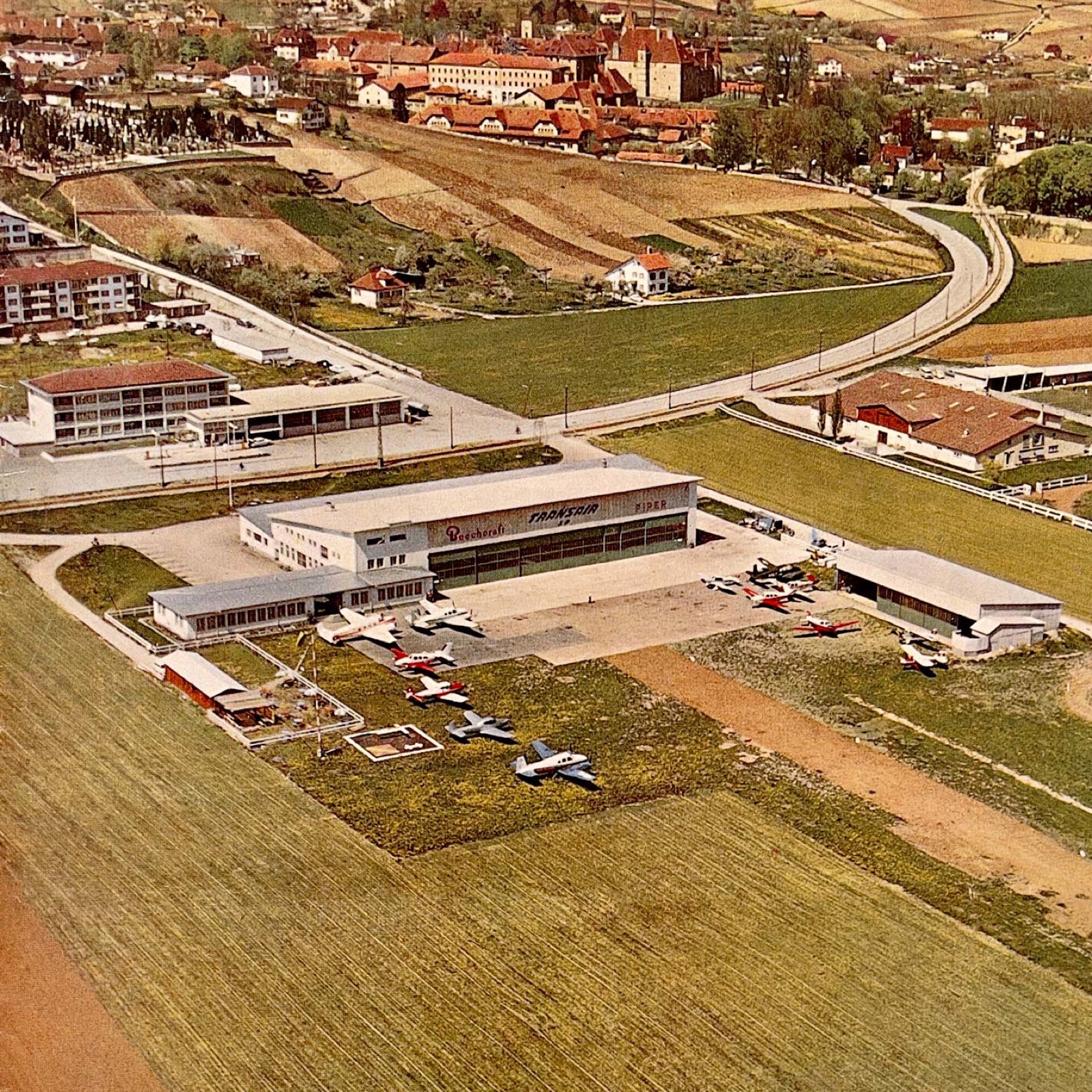 Vue historique de Neuchâtel et de son aérodrome