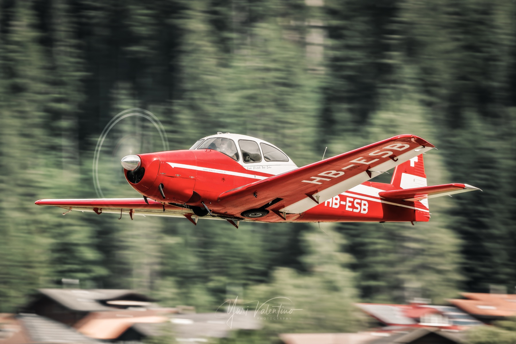 Navion en vol pour illustrer la restauration qui a rendu le vol possible